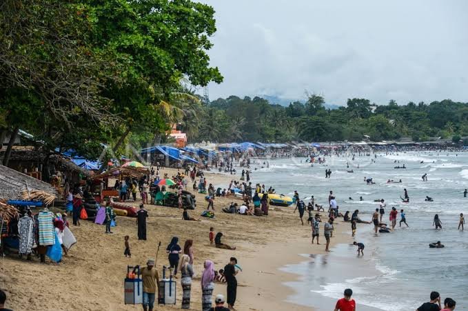 Hari Kedua Lebaran, Pantai Anyer Dipadati Wisatawan