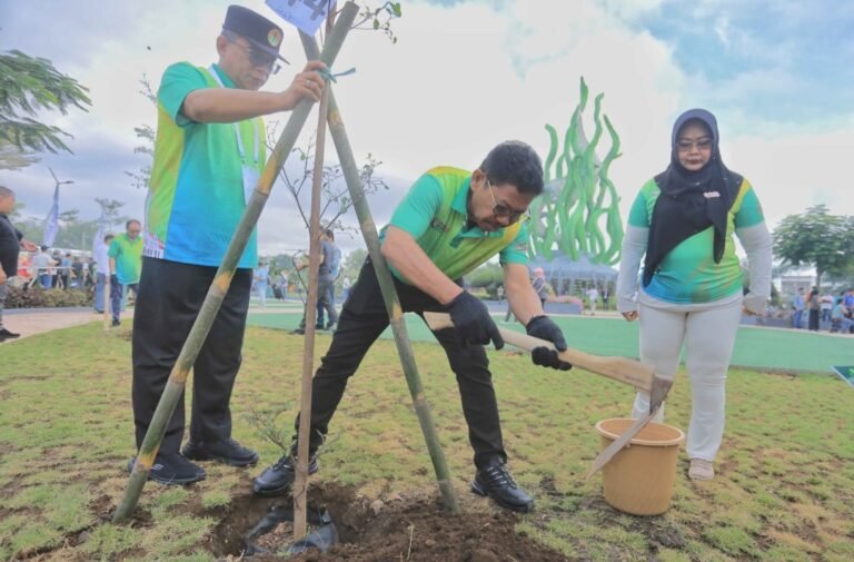 Ikut Tanam Pohon di Munas Apeksi, Sachrudin Ajak Masyarakat Perkotaan Perkuat Kepedulian Lingkungan