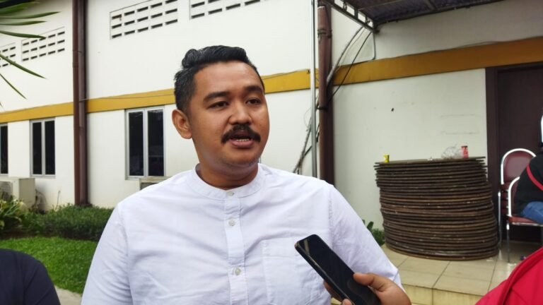 Petugas Angkut Sampah Terjatuh Tersangkut Kabel, Andri Permana Ultimatum Pemkot Tangerang