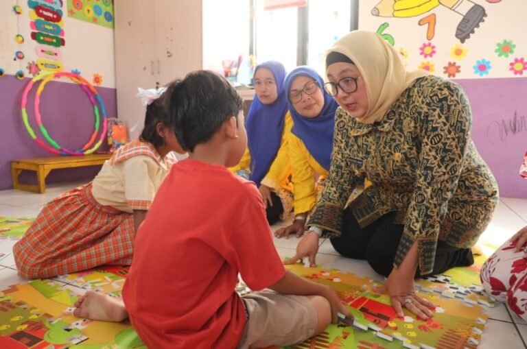Wabup Intan Serahkan Bantuan Makanan Tambahan untuk Cegah Stunting