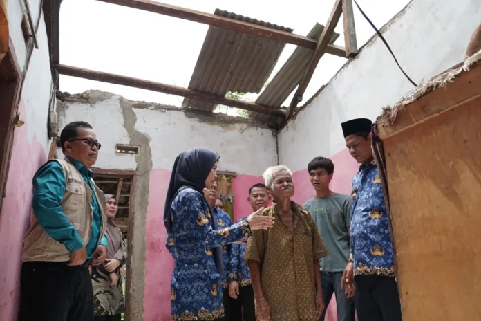 Bupati Serang Salurkan Bantuan dan Janjikan Perbaikan Rumah Korban Puting Beliung
