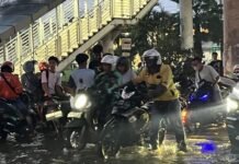 Banyak Pengendara Motor Mogok Gegara Terobos Banjir di Jalan Ciledug Raya Jaksel
