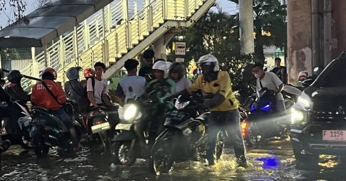 Banyak Pengendara Motor Mogok Gegara Terobos Banjir di Jalan Ciledug Raya Jaksel