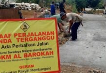 Jalan Rusak Tak Kunjung Diperbaiki, Warga Pandeglang Terpaksa Swadaya Lakukan Perbaikan