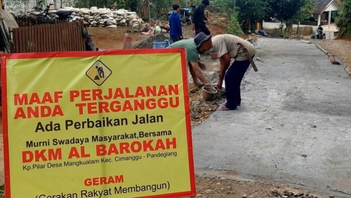 Jalan Rusak Tak Kunjung Diperbaiki, Warga Pandeglang Terpaksa Swadaya Lakukan Perbaikan