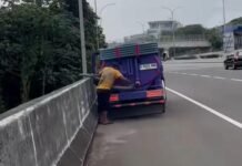 Viral, Truk Buang Tinja ke Sungai Ciliwung dari Atas Jembatan Tol Cijago Viral, Truk Buang Tinja ke Sungai Ciliwung dari Atas Jembatan Tol Cijago