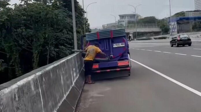 Viral, Truk Buang Tinja ke Sungai Ciliwung dari Atas Jembatan Tol Cijago