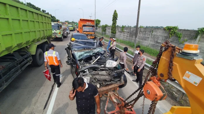 Airbag Tak Mengembang, Pengemudi Xpander Luka Usai Ditabrak Dump Truk di Tol Cilegon