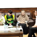 Usai Kisruh Disiplin, Kepala Sekolah dan Siswa SMAN 1 Cimarga Berpelukan Damai: “Kami Sudah Saling Memaafkan