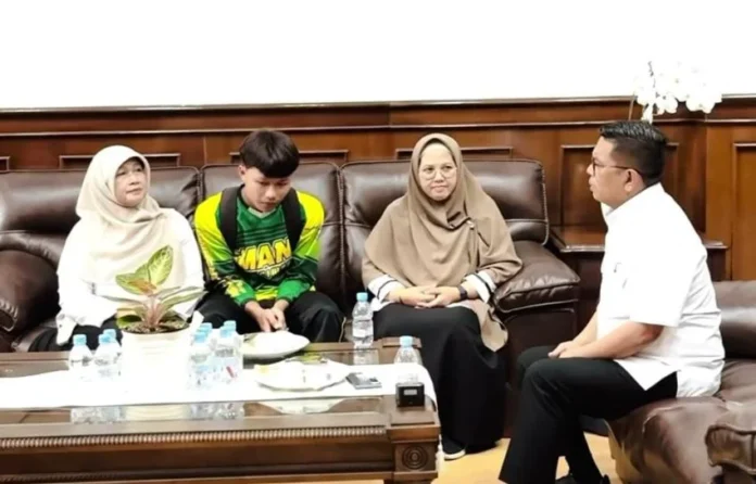 Usai Kisruh Disiplin, Kepala Sekolah dan Siswa SMAN 1 Cimarga Berpelukan Damai: “Kami Sudah Saling Memaafkan