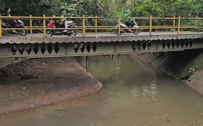 DLH Tangsel Gerak Cepat Telusuri Fenomena Air Sungai Berwarna Merah di Rawa Buntu