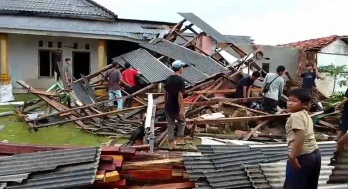 Puting Beliung Terjang Sobang Pandeglang, Atap Masjid dan Rumah Warga Porak Poranda