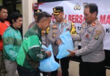 Kapolres Metro Tangerang Kota Gelar Jumat Peduli, Bagikan Sembako untuk Ojol di Mapolsek Tangerang