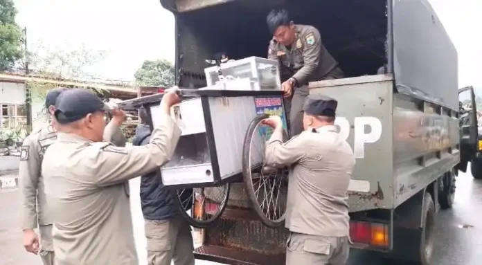 IMG-20251025-WA0035 Adu Mulut Warnai Penertiban PKL di Pandeglang, Pedagang Sebut Ada Setoran ke Oknum