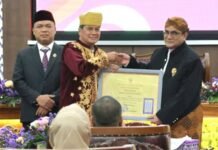 Bupati Tangerang Maesyal Rasyid memberi penghargaan diterima Dirut Perumdam TKR, Sofyan Sapar