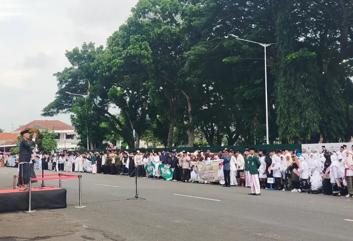 baac6291-1804-455e-9bf2-d9c4376d5470 Ribuan Santri Padati Alun-alun Rangkasbitung, Peringatan Hari Santri 2025 Berlangsung Khidmat