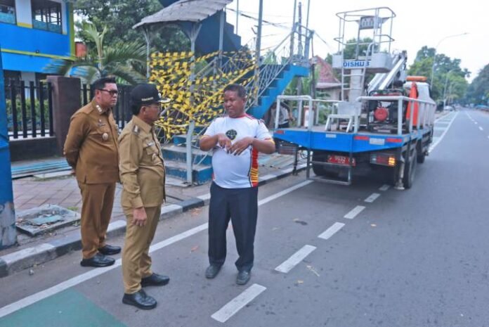 Tindak Cepat Laporan Warga, Wali Kota Sachrudin Tinjau JPO Daan Mogot yang Tak Layak Pakai