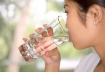 Biar Nggak Ganggu Lambung, Seperti Ini Cara Minum Air Saat Makan yang Benar