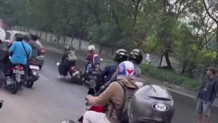 Viral! Para Pemotor Berjatuhan di Jaktim Imbas Truk Tangki yang Terguling