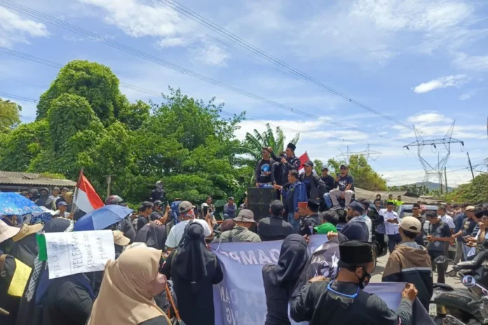 Aksi Blokade Lumpuhkan Akses Tol Cilegon Timur, Warga Minta Aturan Truk Tambang Ditegakkan