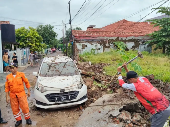 Banjir dan Tembok Roboh di Cilegon, PMI Turun Bersihkan Puing dan Data Kerusakan