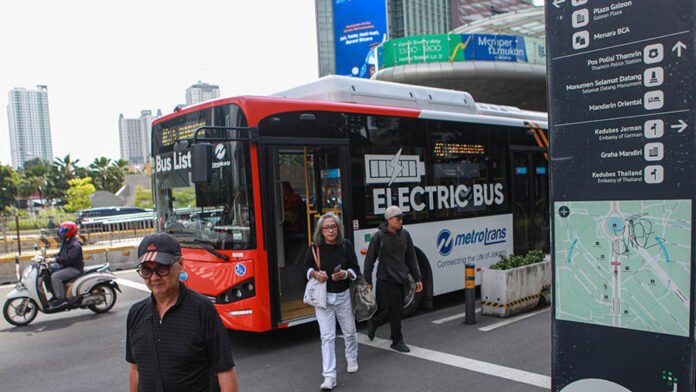 Pegawai Gaji di Bawah Rp 6,2 Juta Kini Bisa Naik Transjakarta, MRT, dan LRT Gratis!