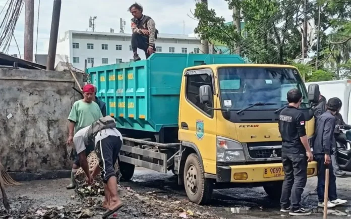 DLH Tangsel Fokus Pemulihan Lingkungan, Tumpukan Sampah Pasar Cimanggis Dibersihkan