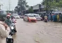 Hujan Deras dan Air Laut Pasang, Jalan Raya Anyer Cilegon Terendam Banjir