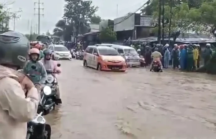 Hujan Deras dan Air Laut Pasang, Jalan Raya Anyer Cilegon Terendam Banjir