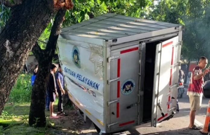 Viral Mobil MBG Terguling di Sukmajaya, Polisi: Boks Kosong dan Tak Ada Korban