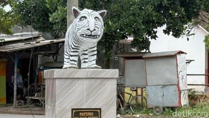 Disebut Mirip Kuda Nil hingga Zebra, Patung Macan Putih Kediri Banjir Pengunjung