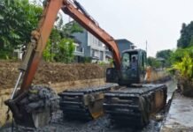 Status Siaga Bencana, Pemkot Tangerang Kerahkan Alat Berat Bersihkan Saluran