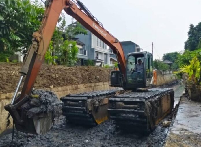 Status Siaga Bencana, Pemkot Tangerang Kerahkan Alat Berat Bersihkan Saluran