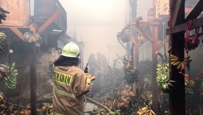 Kebakaran Besar Pasar Induk Kramat Jati Pagi ini Hanguskan 350 Kios, Pedagang Rugi Rp10 Miliar