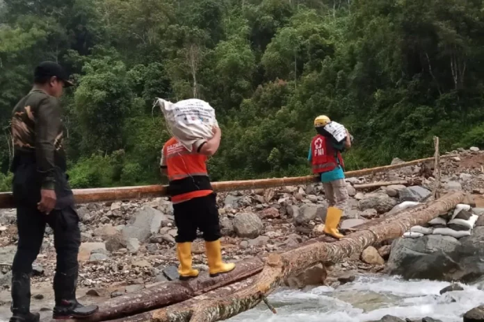 Relawan Tangerang Hadapi Medan Ekstrem Demi Pastikan Bantuan Tiba di Sumatera Barat