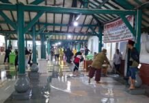 Banjir Rendam Banten Lama, Aktivitas Ziarah Tetap Berjalan Banjir Rendam Banten Lama, Aktivitas Ziarah Tetap Berjalan