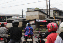 Warga Rawa Buntu Bangun Portal Swadaya di Perlintasan Kereta Demi Keselamatan