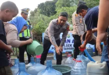 Polres Tangsel Salurkan Bantuan Air Bersih untuk Warga Kranggan Setu