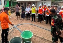 Pemkot Tangsel Salurkan Ribuan Liter Air Bersih untuk Warga Terdampak Kekeringan di Keranggan