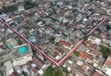 Bendera Merah Putih 400 Meter Kibarkan Semangat Warga Puri Dewata Indah
